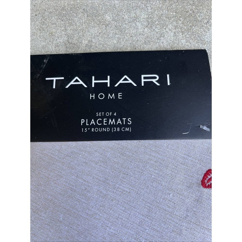 Set Of 4 15" round tahari strawberry border placemats Scalloped Edge Tan Red - Picture 4 of 5